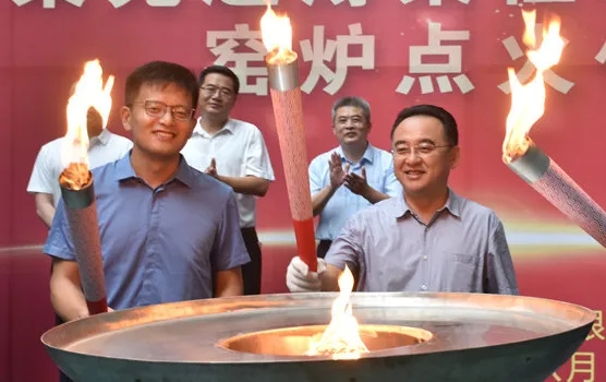 山东柔光新材料有限公司超薄柔性玻璃项目窑炉点火投产