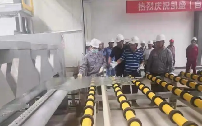 凯盛（自贡）新能源公司首块玻璃原片成功下线