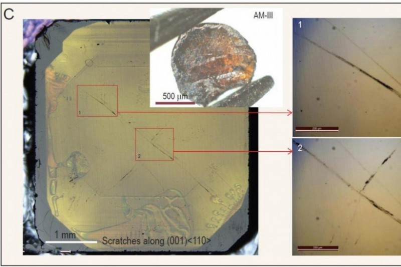 一块 1 毫米宽的 AM-III 玻璃在天然钻石表面留下划痕